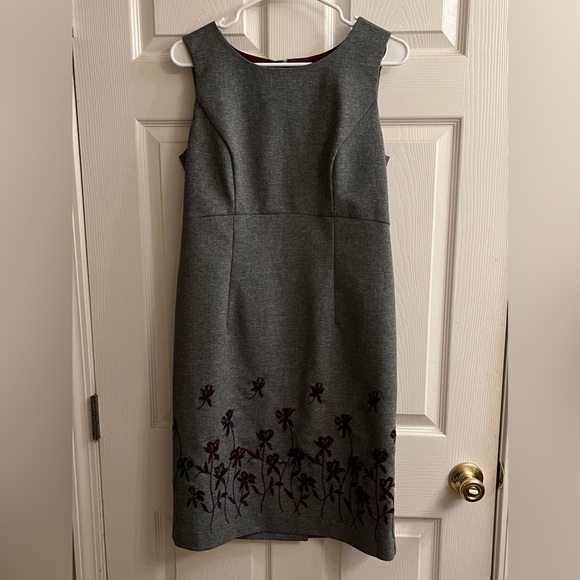 VIRGO II~VINTAGE~80’s GRAY SLEEVELESS DRESS~EMBROIDERED FLORAL HEM~8 - Picture 1 of 9